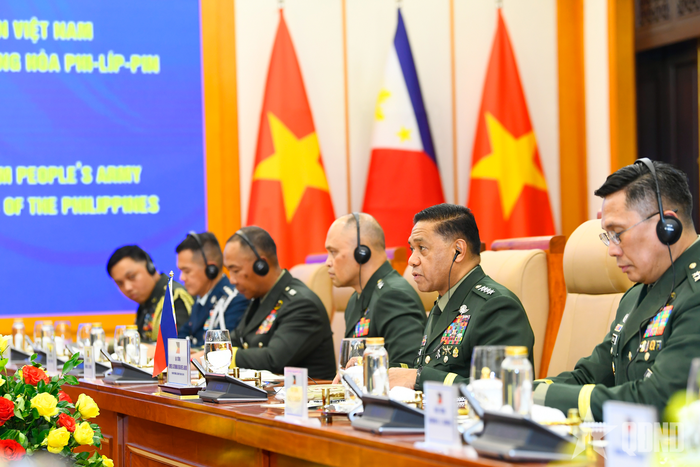  Đại tướng Romeo S.Brawner Jr. và các thành viên đoàn Philippines tại hội đàm. Ảnh: TUẤN HUY 