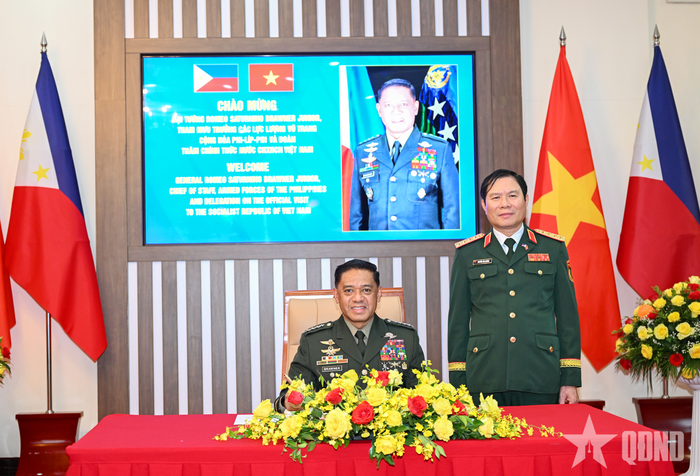  Đại tướng Romeo S.Brawner Jr. ghi sổ lưu niệm tại trụ sở Bộ Quốc phòng Việt Nam. Ảnh: TUẤN HUY 