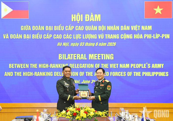  Đại tướng Nguyễn Tân Cương trao quà lưu niệm tặng Đại tướng Romeo S.Brawner Jr. Ảnh: TUẤN HUY 