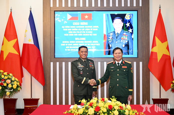  Đại tướng Nguyễn Tân Cương và Đại tướng Romeo S.Brawner Jr. Ảnh: TUẤN HUY