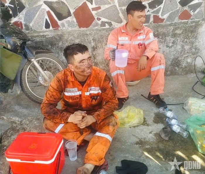 Phút nghỉ giải lao tại hiện trường của cán bộ, công nhân viên điện lực. 