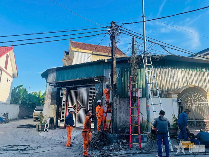  Điện lực Nghệ An tập trung khắc phục sự cố cháy dây truyền tải điện do thời tiết nắng nóng gây ra. 