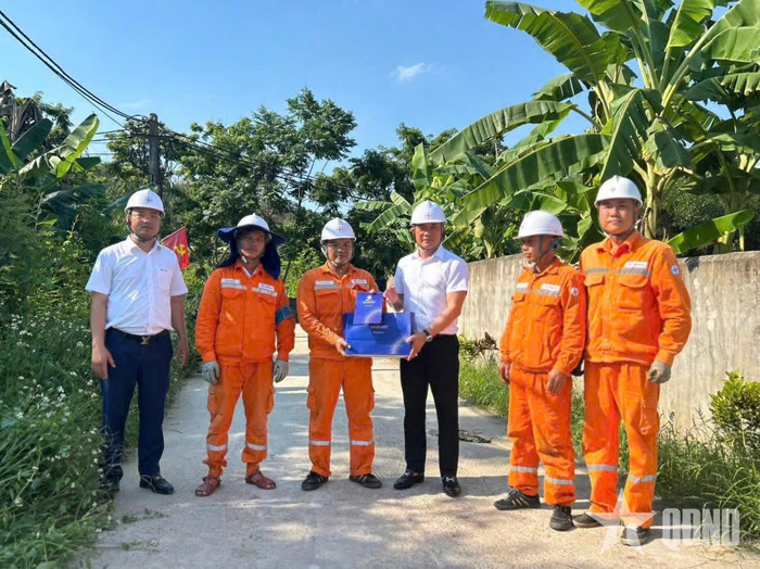 Đại diện lãnh đạo Công ty Điện lực Nghệ An đến hiện trường động viên cán bộ, công nhân viên thực hiện nhiệm vụ trong điều kiện thời tiết nắng nóng. 