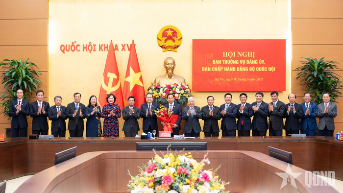  Bí thư Đảng ủy Quốc hội, Chủ tịch Quốc hội Trần Thanh Mẫn cùng các đại biểu chúc mừng đồng chí Lê Quang Mạnh. 
