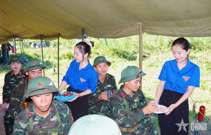 Những ly nước chanh muối mát lạnh, những cốc trà giải nhiệt, những phần trái cây tươi được trao tận tay chiến sĩ giữa thao trường nắng lửa. 