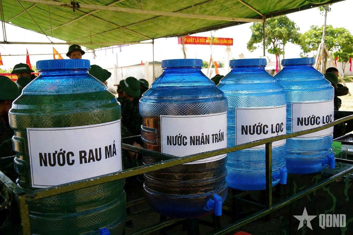 Nhiều loại nước giải khát, thanh nhiệt chuẩn bị cho bộ đội. 