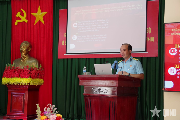 Cán bộ thực hành giảng bài chính trị.