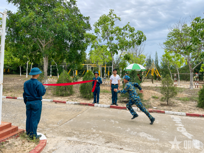  Kiểm tra thực hành huấn luyện quân sự.