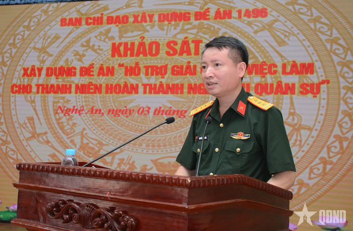  Thượng tá Nguyễn Anh Tuấn, Bí thư Đảng ủy, Hiệu trưởng Trường Cao đẳng Nghề số 4 trao đổi, làm rõ nhiều nội dung tại buổi khảo sát. 