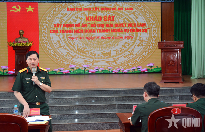 Thành viên đoàn khảo sát trao đổi, cung cấp nhiều thông tin hữu ích với lãnh đạo, giáo viên, học viên nhà trường.