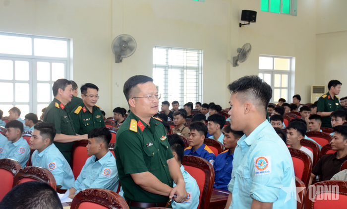 Cán bộ đoàn khảo sát nắm bắt nguyện vọng, tâm tư của học viên là bộ đội xuất ngũ đang theo học tại Trường Cao đẳng Nghề số 4.