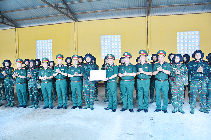 Thượng tướng Lê Quang Minh thăm, động viên, tặng quà cán bộ, chiến sĩ Lữ đoàn 202 đang thực hiện nhiệm vụ trực sẵn sàng chiến đấu. 