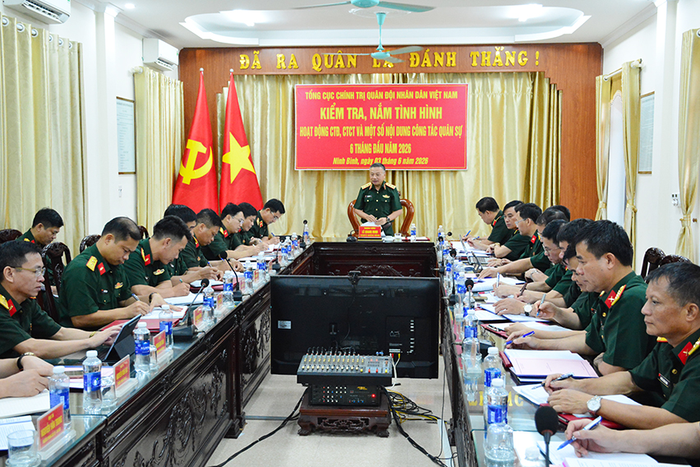 Thượng tướng Lê Quang Minh chủ trì kiểm tra tại Lữ đoàn 202. 