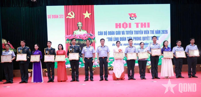 Ban tổ chức trao thưởng tặng các tập thể đoạt giải cao trong hội thi. 