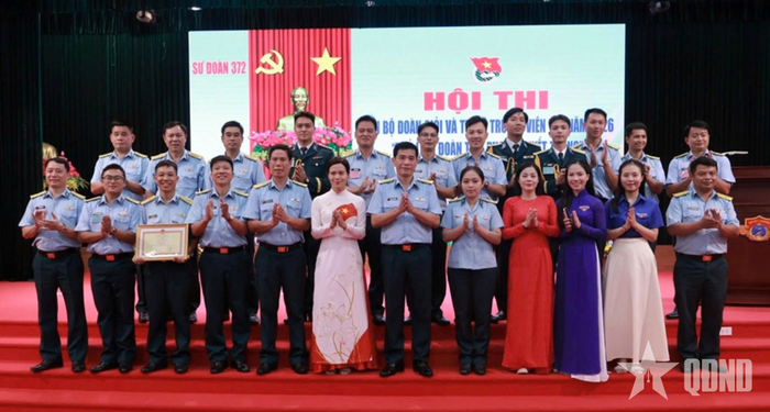 Các đại biểu và thí sinh.