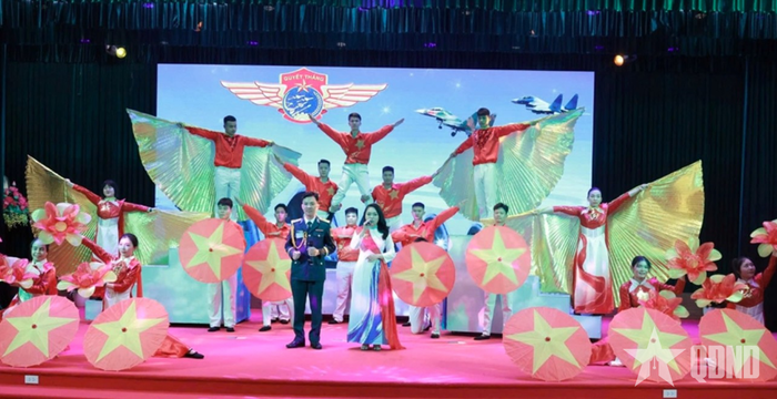 Sôi nổi phần thi của các đội. 