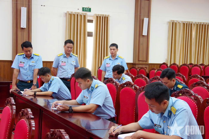 Các thí sinh thực hiện phần thi kiểm tra kiến thức theo hình thức trắc nghiệm. 