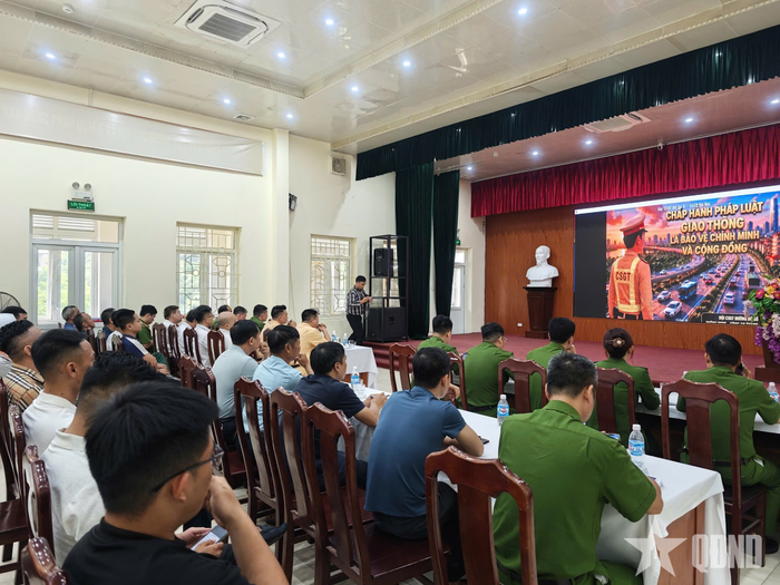  Các Đội CSGT đường bộ tổ chức hội nghị tuyên truyền, ký cam kết chấp hành an toàn giao thông với các doanh nghiệp vận tải, đơn vị thi công và đội ngũ lái xe. 