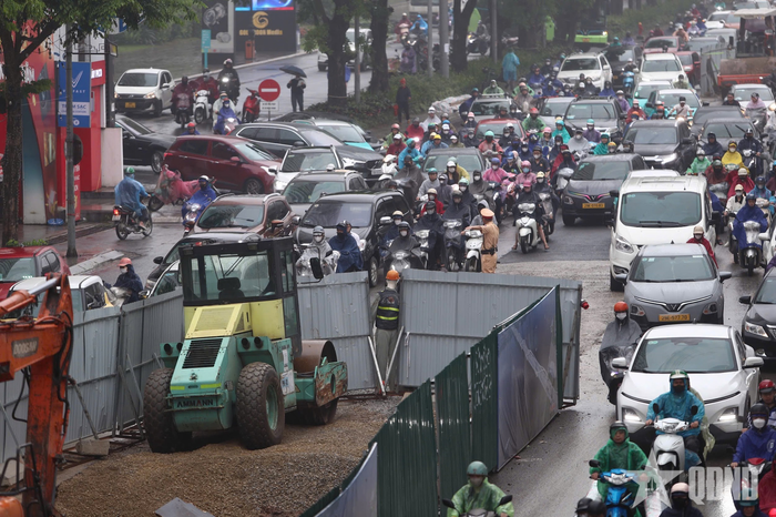  CSGT làm nhiệm vụ trên tuyến Nguyễn Trãi. 