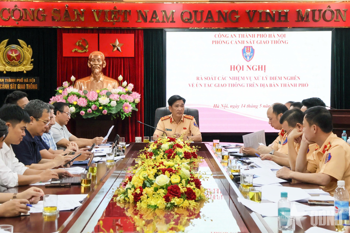  Đại tá Trần Đình Nghĩa, Trưởng Phòng CSGT Công an TP Hà Nội chủ trì hội nghị rà soát các nhiệm vụ xử lý điểm nghẽn về ùn tắc giao thông. 