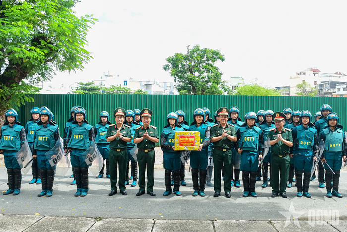 Thượng tướng Đỗ Xuân Tụng tặng quà Đại đội Dân quân thường trực 1, thuộc Phòng Tham mưu.