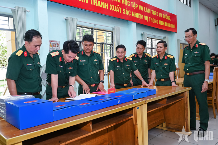 Thiếu tướng Trần Hải Tuấn kiểm tra sổ sách, văn kiện tại Trung đoàn Gia Định.