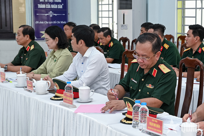 Lãnh đạo Bộ tư lệnh TP Hồ Chí Minh và phường Trung Mỹ Tây dự kiểm tra tại Ban CHQS phường.