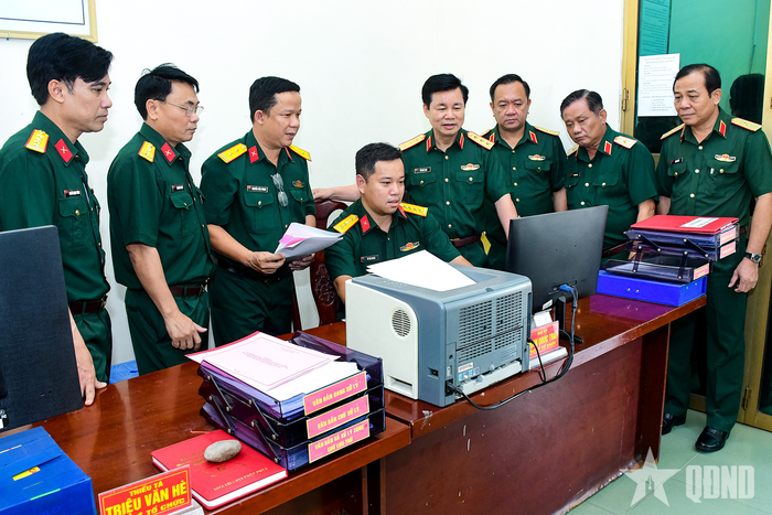 Thượng tướng Đỗ Xuân Tụng kiểm tra công tác chuyển đổi số trong hoạt động CTĐ, CTCT. 