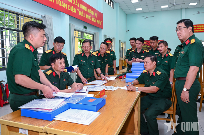 Thành viên đoàn kiểm tra thực hành kiểm tra nội dung chuyên ngành tại Trung đoàn Gia Định. 