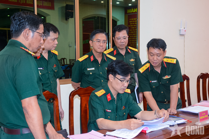 Thành viên đoàn kiểm tra thực hành kiểm tra hệ thống sổ sách CTĐ, CTCT tại Phòng Chính trị.