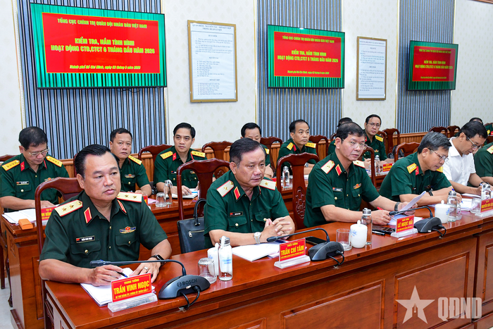Trung tướng Trần Vinh Ngọc và Thiếu tướng Trần Chí Tâm cùng các đại biểu dự nghe phổ biến kế hoạch kiểm tra. 