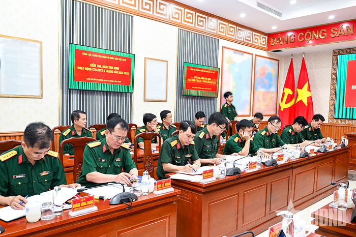 Các thành viên Đoàn kiểm tra số 3 nghiên cứu báo cáo của đơn vị.