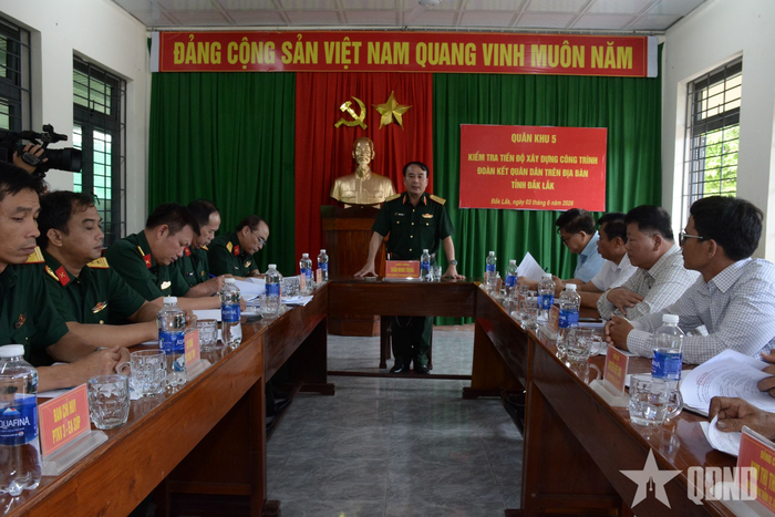  Đoàn công tác Quân khu 5 làm việc với chính quyền xã Ia Rvê và các đơn vị thi công, xây dựng Nhà văn hóa thôn 12.