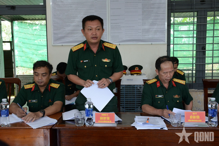  Thượng tá Đào Duy Tân, Phó chỉ huy trưởng Bộ CHQS tỉnh Đắk Lắk báo cáo tiến độ thi công xây dựng các công trình.