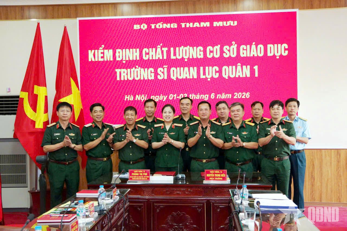  Các thành viên đoàn công tác và Ban Giám hiệu Trường Sĩ quan Lục quân 1. 