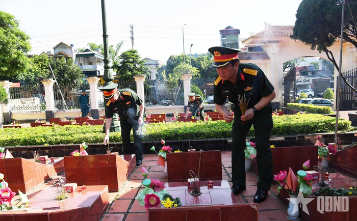  Các đại biểu thắp hương tưởng niệm các anh hùng liệt sĩ tại nghĩa trang liệt sĩ phường Tô Hiệu. 