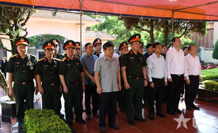 Các đại biểu dâng hoa tưởng niệm các anh hùng liệt sĩ tại Nghĩa trang Liệt sĩ phường Tô Hiệu. 