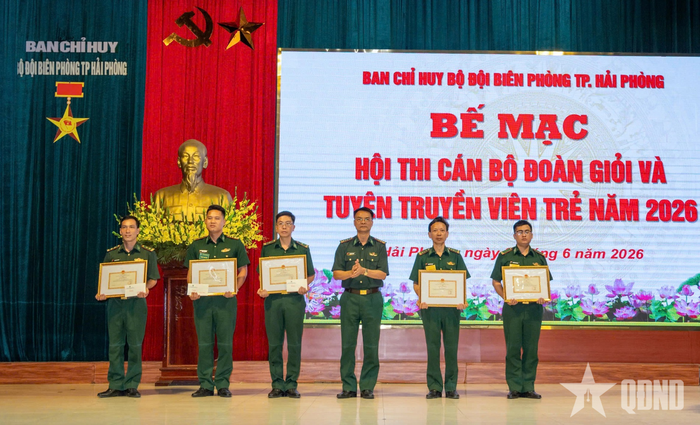 Thủ trưởng Ban chỉ huy Bộ đội Biên phòng TP Hải Phòng trao thưởng tặng các đội thi và tập thể, cá nhân có thành tích xuất sắc trong hội thi. 
