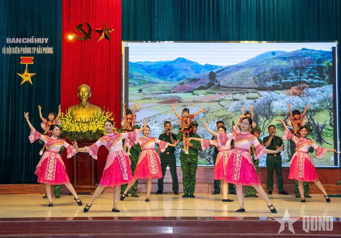 Các đội tham gia phần thi tuyên truyền. 