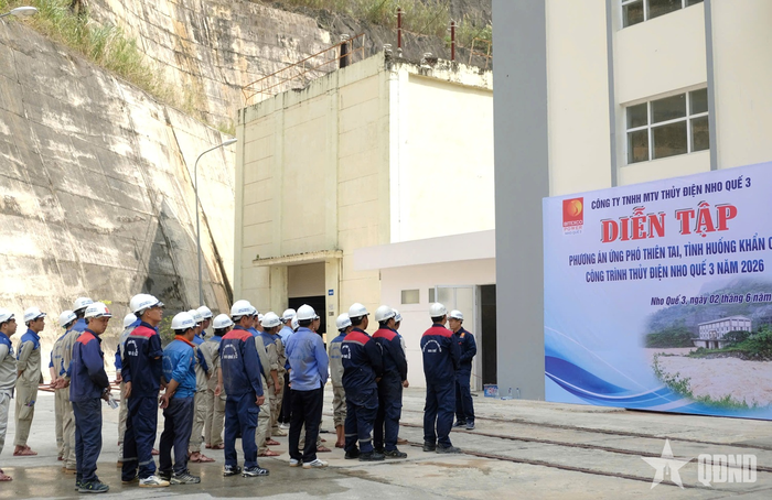 Cán bộ, công nhân viên Nhà máy Thủy điện Nho Quế 3 tham gia quán triệt nội dung, nhiệm vụ trước khi bước vào diễn tập ứng phó thiên tai, tình huống khẩn cấp công trình năm 2026. 