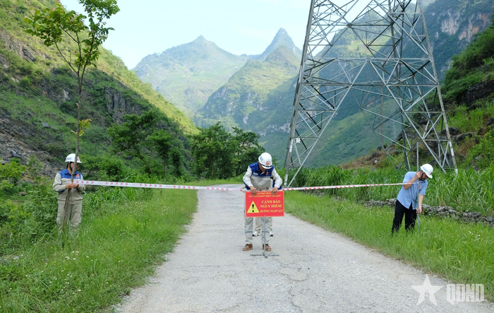Căng dây và đặt biển cảnh báo tại khu vực nguy hiểm trong diễn tập ứng phó thiên tai, tình huống khẩn cấp năm 2026 của Nhà máy Thủy điện Nho Quế 2. 