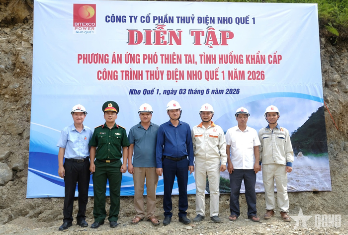 Lãnh đạo Công ty Cổ phần Thủy điện Nho Quế 1 và đại diện chính quyền địa phương tham dự cuộc diễn tập ứng phó thiên tai, tình huống khẩn cấp công trình năm 2026. 