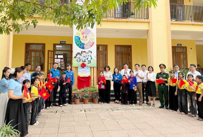  Ban tổ chức trao tặng công trình “Không gian đọc sách tương tác và sinh hoạt Đội".