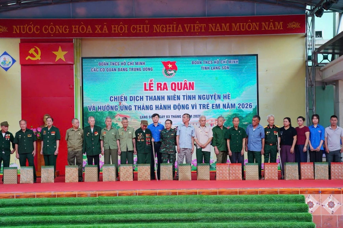  Nhiều phần quà thiết thực được trao tặng tại chương trình.