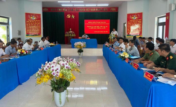 Bí thư Thành ủy Lê Ngọc Quang chủ trì buổi làm việc với các xã La Dêê, Đắc Pring và La Êê.
