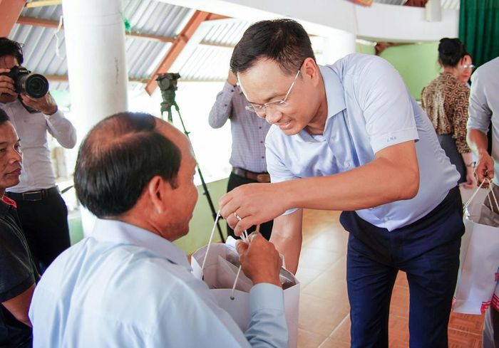 Bí thư Thành ủy Đà Nẵng Lê Ngọc Quang tặng quà cho người dân xã La Dêê.