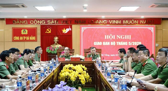 Thiếu tướng Nguyễn Hữu Hợp và Thiếu tướng Hoàng Thanh Tuyền đồng chủ trì tại điểm cầu Công an Đà Nẵng.