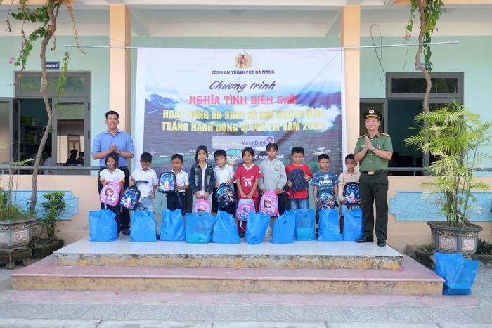 Lãnh đạo CATP Đà Nẵng trao tặng quà cho các em học sinh tại xã La Dêê.