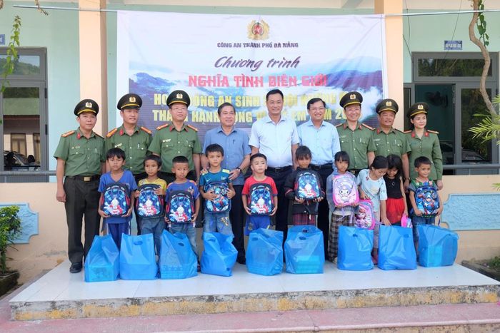 Lãnh đạo TP Đà Nẵng và CATP trao tặng quà cho các em học sinh tại xã La Dêê.