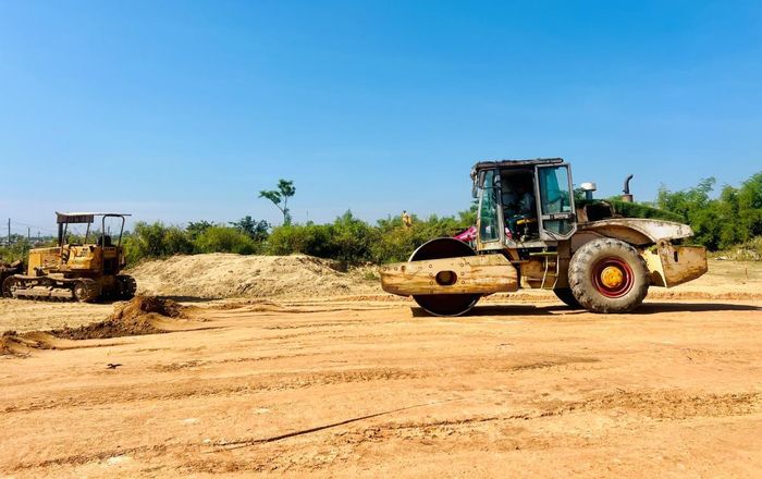 Sau nhiều năm dừng thi công, đường tránh lũ đã tái khởi động.